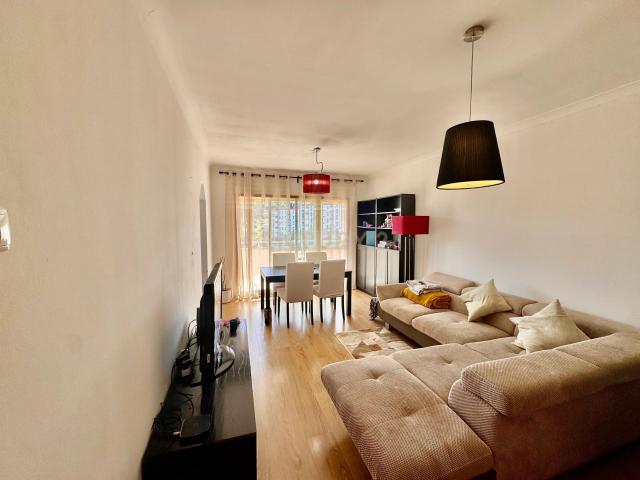 Apartamento T2 Renovado com Vista Panorâmica em Santo António dos Cavaleiros