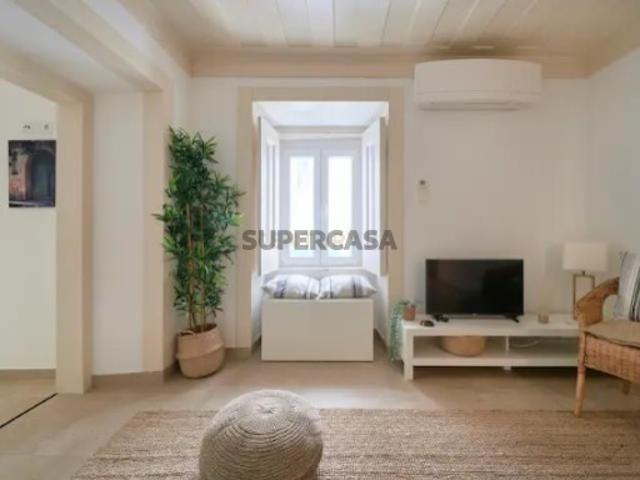 Apartamento T2 renovado e mobilado com pátio exterior privado. Em venda!