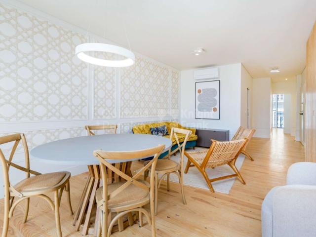 Apartamento T2 renovado e com varanda na Estrela, Lisboa