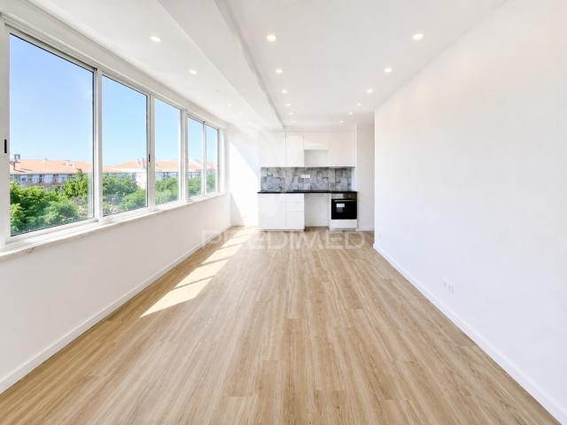 Apartamento T2 renovado em Águas Livres