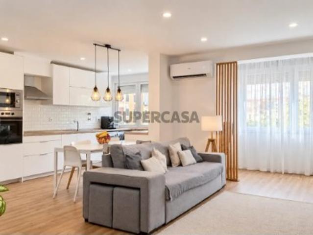 Apartamento T2, Renovado, em Almada com Excelente Localização