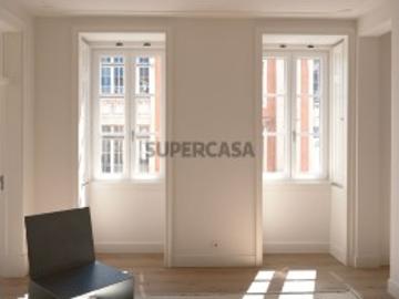 Apartamento T2 renovado em Alcântara
