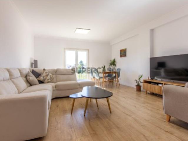 Apartamento T2 Renovado em Azeitão com lugar de parqueamento