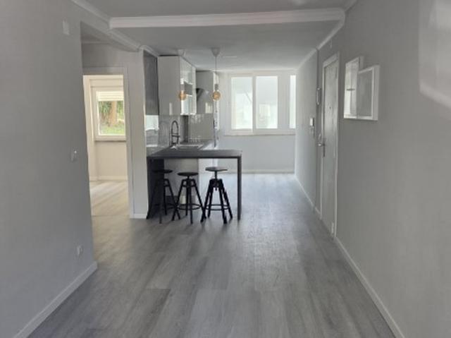 Apartamento T2 renovado em Benfica