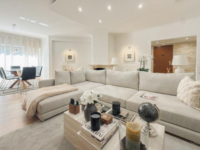 Apartamento T2 renovado e mobilado em Massamá com 107 m² e arrecadação