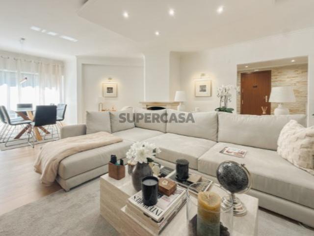 Apartamento T2 Renovado em Massamá