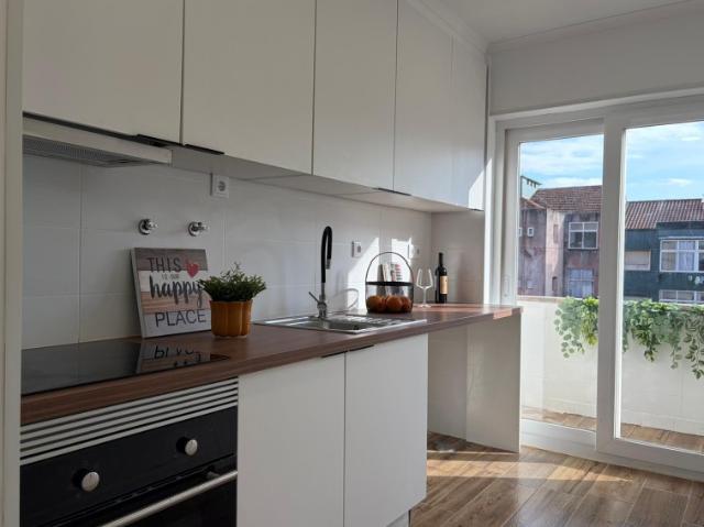 Apartamento T2, Renovado, junto a Vila Chã/Amadora: Oportunidade Única na Av. Marques de Pombal
