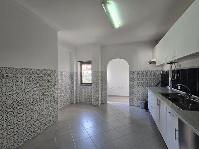 Apartamento T2 renovado na Rua Camilo Castelo Branco, 2 em Lourel Sintra