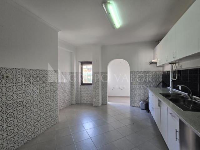 Apartamento T2 renovado na Rua Camilo Castelo Branco, 2 em Lourel Sintra