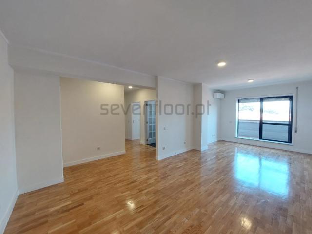 Apartamento T2, renovado, no edifício Varandas do Douro