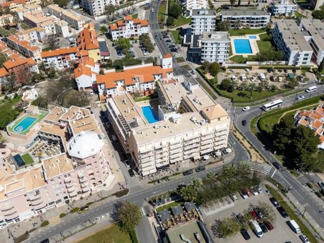 Apartamento T2 renovado para venda com piscina e garagem em. 114m² Quarteira