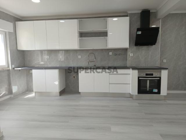 Apartamento T2 recuperado com vista mar em Setúbal