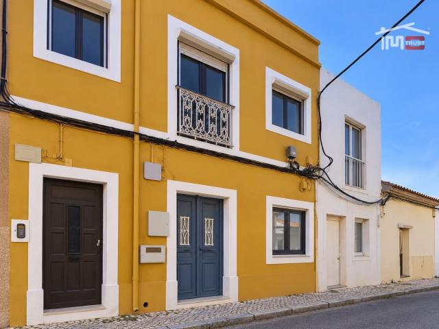 Apartamento T2 Rés de chão no Centro do Montijo – Com Quintal logradouro e Cozinha Equipada