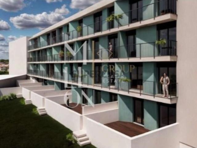 Apartamento T2 rua Costa Cabral com varanda e lugar de garagem