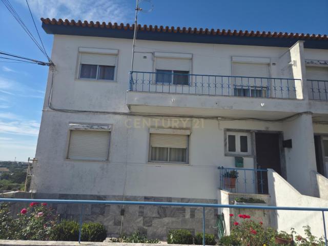 Apartamento T2 Sabugo Almargem do Bispo Encontra se arrendado a casal jovem com Contrato de Arrendamento a termo certo Inicio:Novembro 2022 com renda mensal de 522,24€