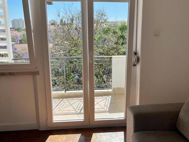 Apartamento T2 sem móveis para arrendamento na Rebelva, Carcavelos