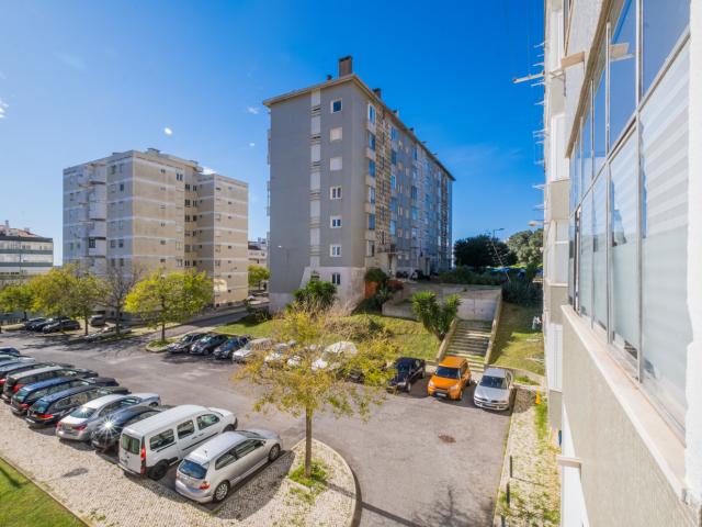 Apartamento T2 sem móveis para arrendamento no Restelo, Belém