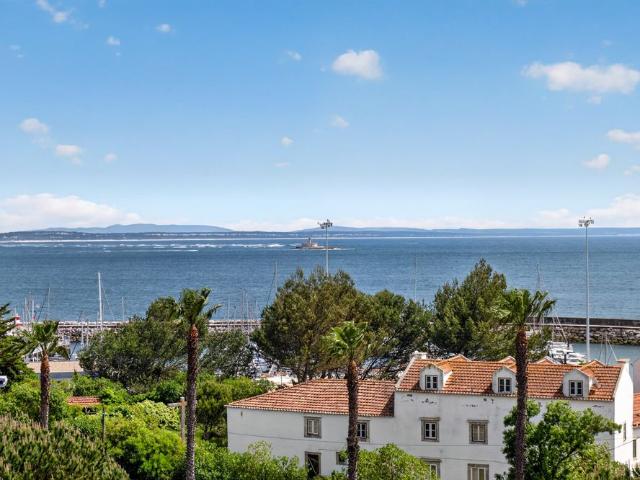 Apartamento T2 sem móveis para arrendar em primeira linha do Mar em Oeiras Preço sob negociação