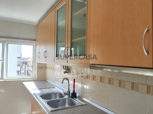 Apartamento T2 Semi Remodelado na Torre da Marinha