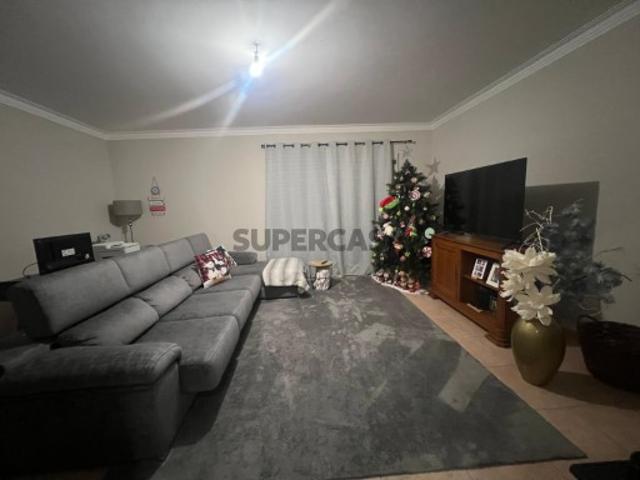 T2 Acolhedor com Lareira e Excelente Luminosidade Pronto a Habitar