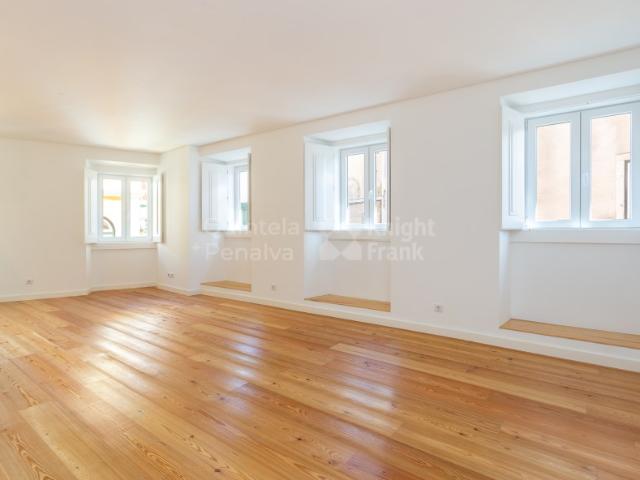 Apartamento T2 situado na Rua do Terreirinho, junto ao Martim Moniz