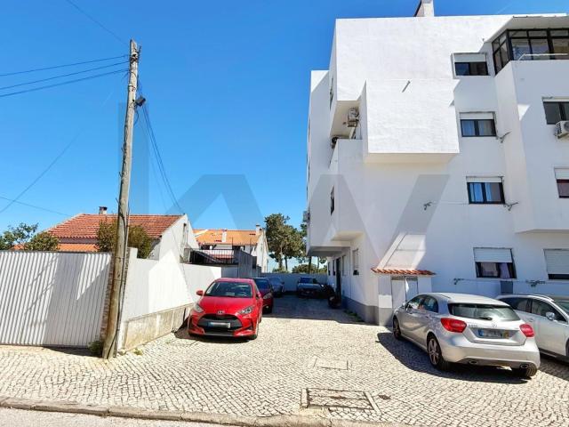Apartamento T2 situado no 1.º andar, na Quinta do Conde