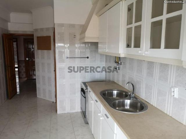 Apartamento T2, situado em Brandoa Amadora