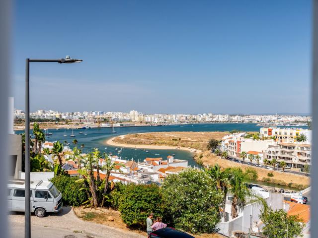Apartamento T2+ Sótão habitável Duplex em Ferragudo – onde o rio encontra o mar