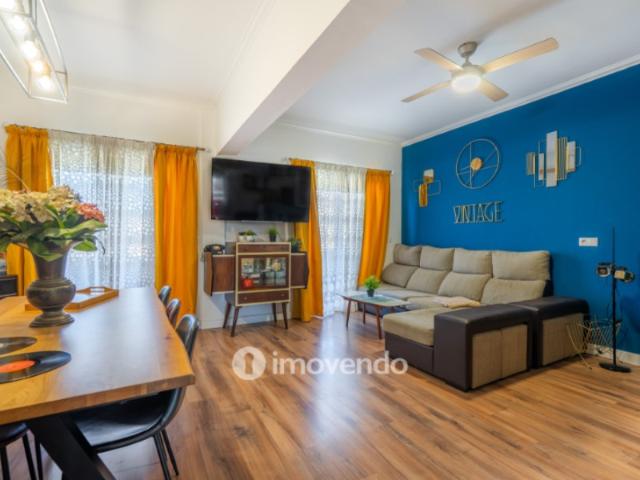Apartamento T3+1 com áreas amplas e cozinha equipada, no Lumiar