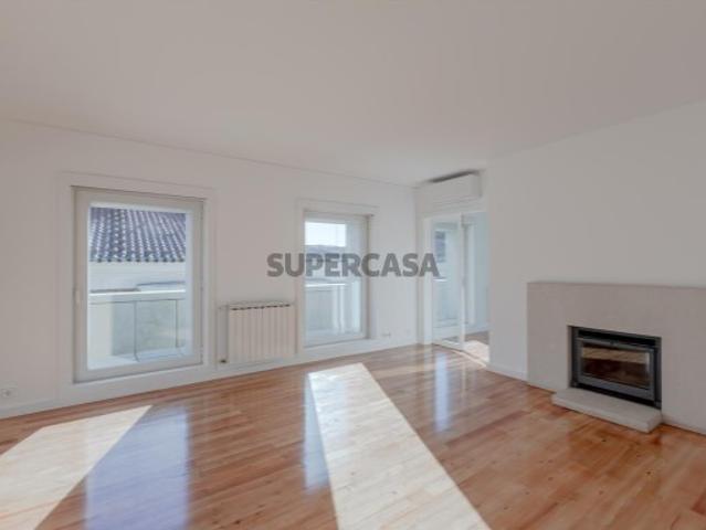 Apartamento T3+1 com garagem, junto ao Chiado, Lisboa