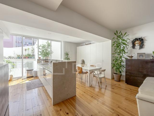 Apartamento T3+1 com jardim no Campo Pequeno, Lisboa