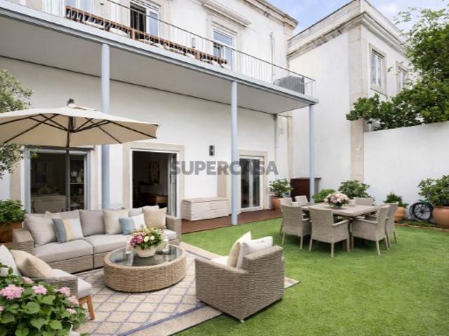 Apartamento T3+1 com Jardim Privado no Palácio Vila Garcia para Venda no Restelo, Lisboa