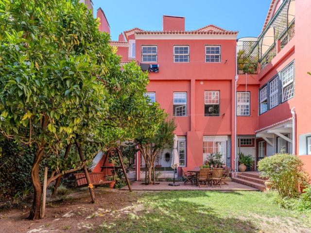 Apartamento T3+1 com Jardim Privativo de 150 m² em Edifício. 200m² Estrela