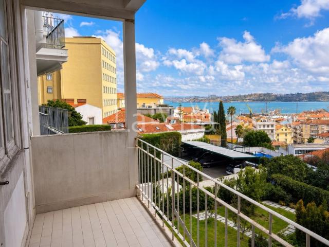 Apartamento T3+1 com vista para o rio na Estrela, Lisboa