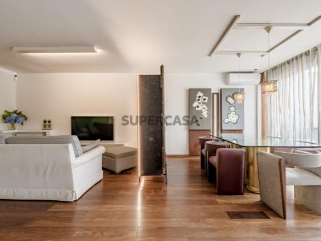 Apartamento T3 duplex com garagem, em Serralves, no Porto