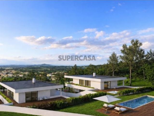 Moradia T3+1, em condomínio fechado, com piscina privativa no Estoril