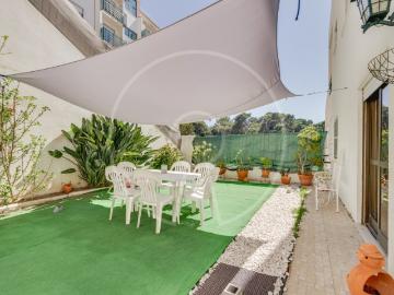 Apartamento T3+1 no centro de Cascais com jardim privativo