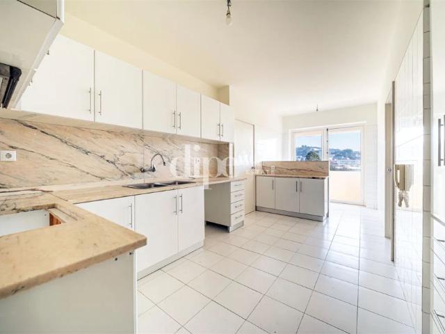 Apartamento T3+1 na Av. de Londres