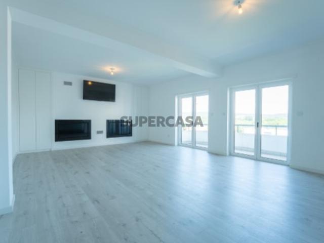 Apartamento T3+1 Totalmente Remodelado