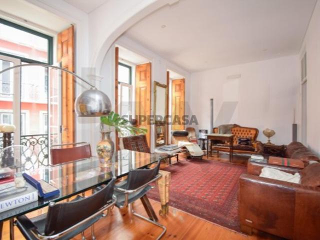 Apartamento T3+2 com terraço de 67m2 junto à Praça da Alegria