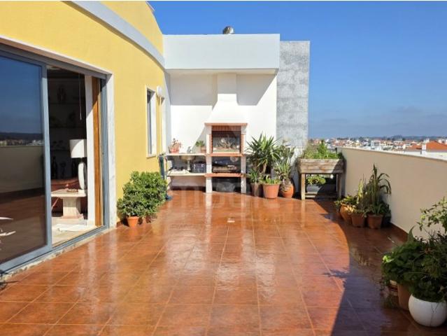 Apartamento T4+1 com terraço no centro da vila de Mafra