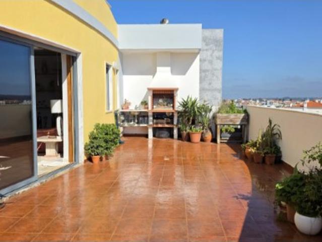 Apartamento T4+1 com terraço no centro da vila de Mafra