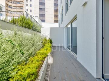 Apartamento T4+1 duplex com logradouro e estacionamento no coração da cidade de Lisboa