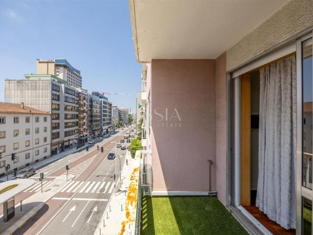 Apartamento T4+1 Mobilado com Varanda na Avenida da Boavista
