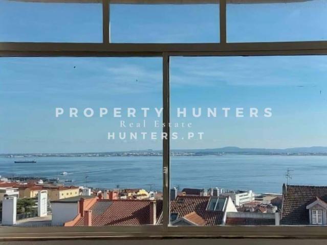 Apartamento T4+1 na Lapa com Vista Deslumbrante para o Rio Tejo e Localização Privilegiada