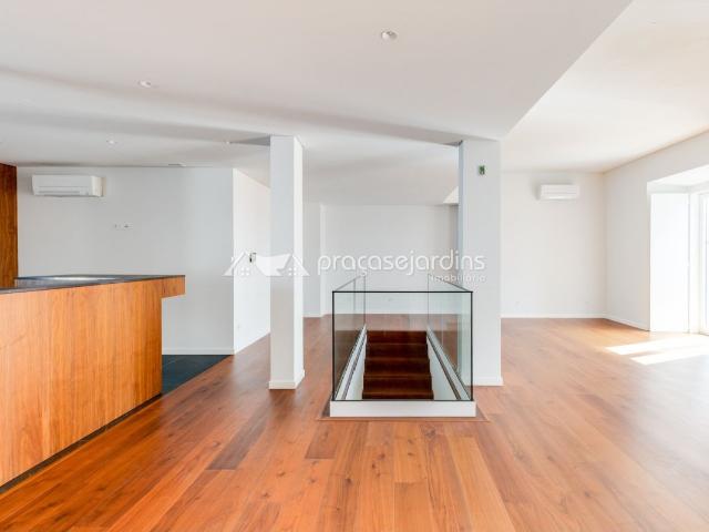 Apartamento T4+1 Triplex Novo Condomínio do Castelo