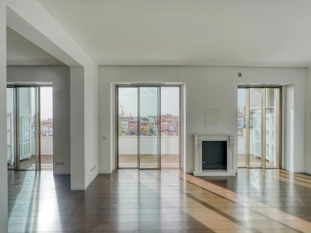 Apartamento T4+1, vista sobre Lisboa e 2 lugares de garagem, Amoreiras, Lisboa