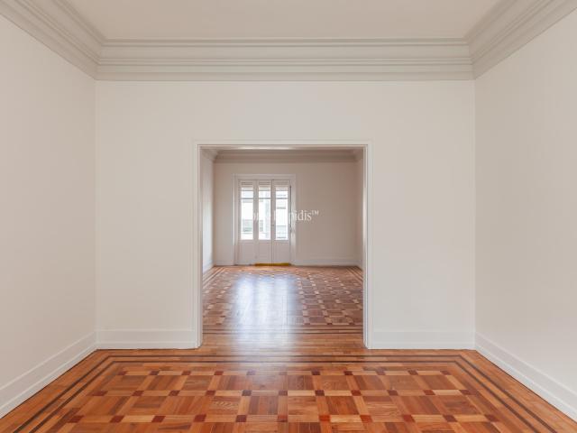 Apartamento T4+2 em Edifício de Época Próximo do Parque Eduardo VII