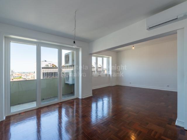 Apartamento T4+2 para arrendar sem móveis nas Avenidas Novas