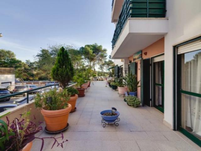 Apartamento T4 | 130 m² | Logradouro privativo com 70 m² | Garagem box | Rés do chão com elevador | Linda a Velha, Oeiras